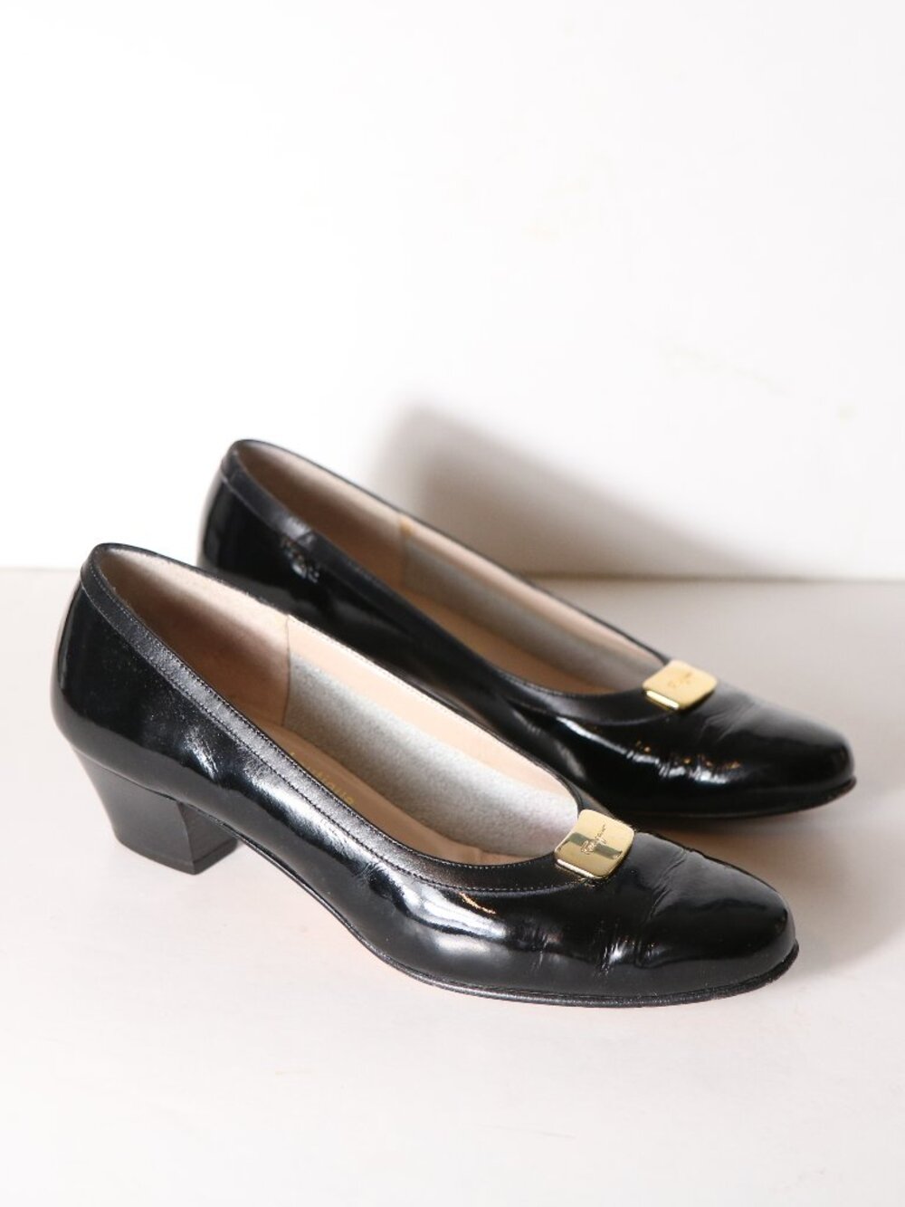 Salvatore Ferragamo Black Patent Leather Heels Vintage 6 A2 Narrow Gold Logo